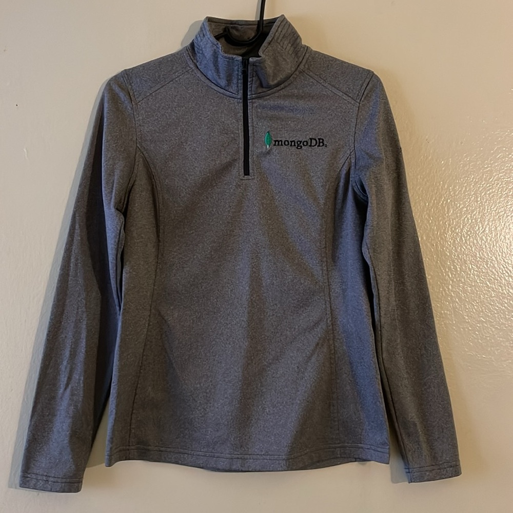 Women tops, size s, color gray, excellent condition.